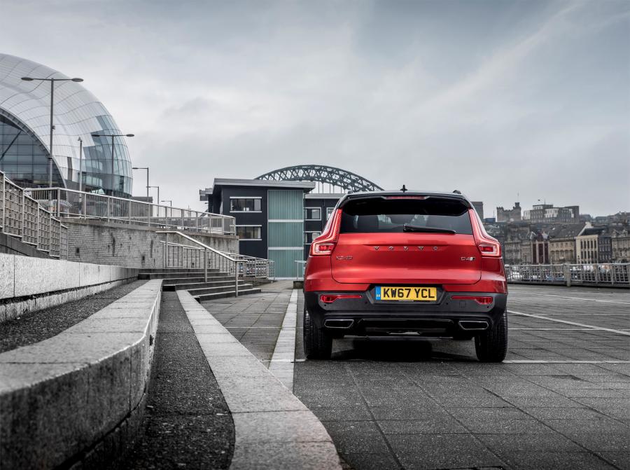  Volvo XC40 D4 R-Design 2017 года  (UK) (фото 14 из 40)
